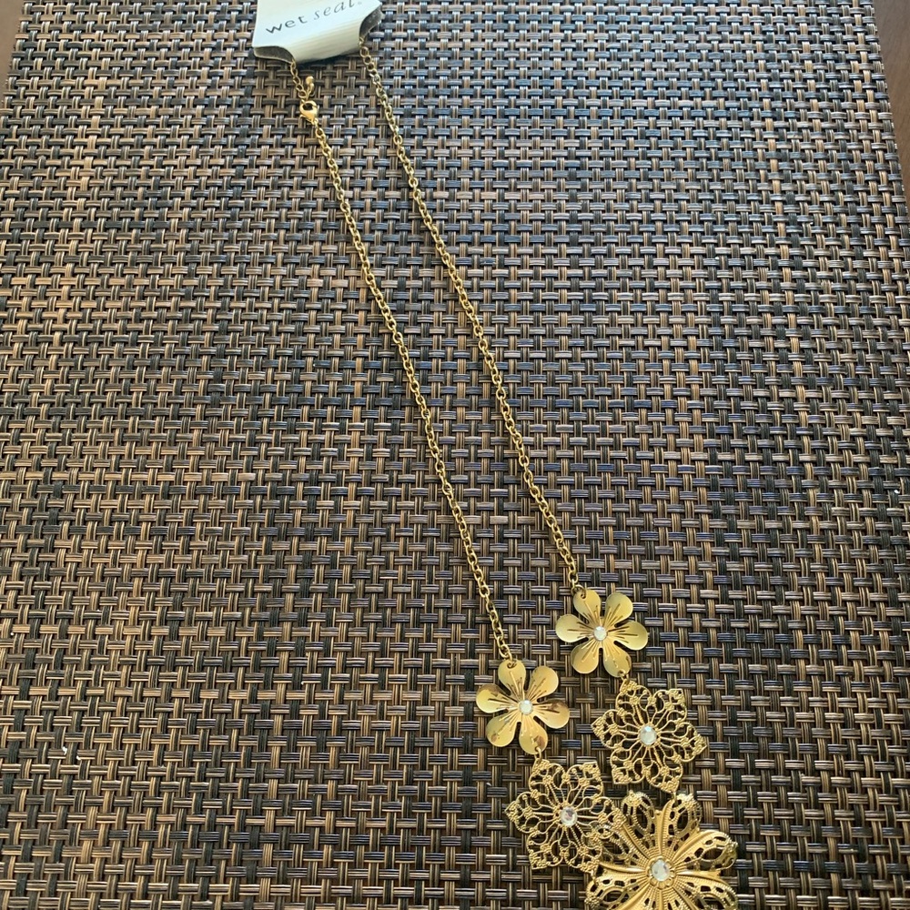 WET SEAL FLOWERS  WITH STONES NECKLACE